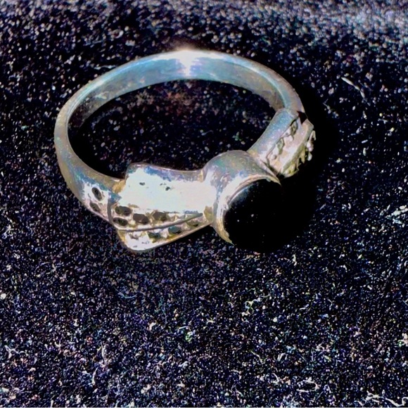 Elegant Silver and Black Onyx Bow Ring - Size 5 - Picture 3 of 5